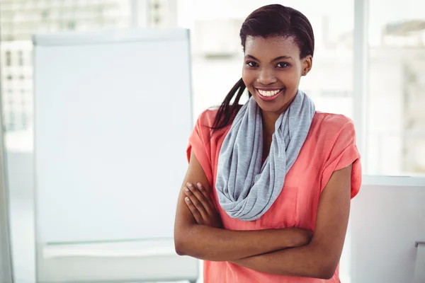 Femme d'affaires créative souriante par son bureau — Photo