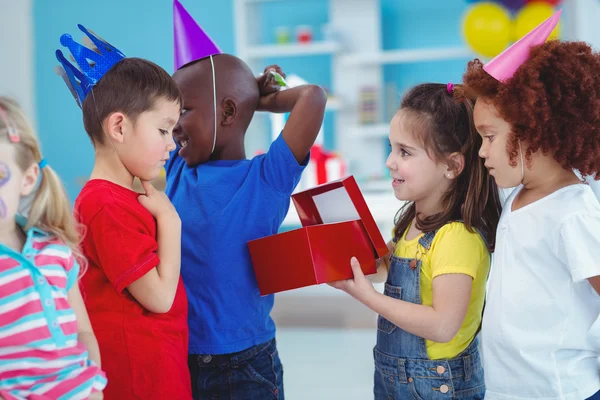 Gelukkig meisje een cadeautje openen — Stockfoto