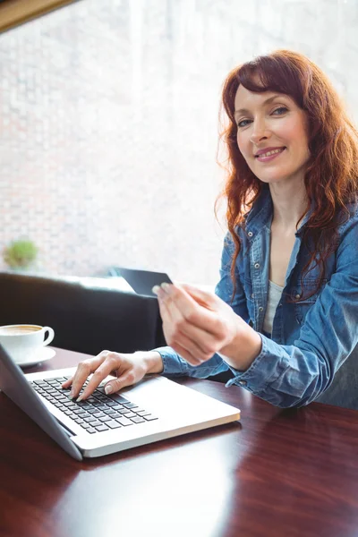 Student med laptop i café för att handla online — Stockfoto