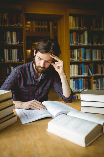 Hipster student som studerar i biblioteket — Stockfoto