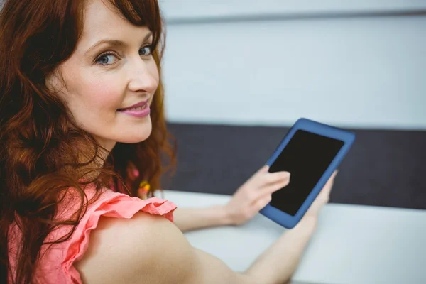 Mature student in lecture hall using tablet — Stock Photo, Image