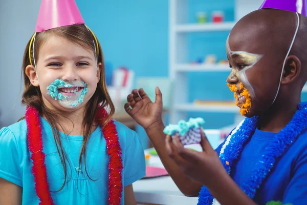 Lächelnde Kinder mit Sahnehäubchen — Stockfoto