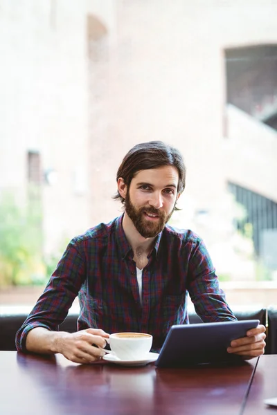 Hipster student using tablet in canteen — Stock Photo, Image