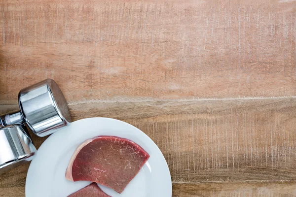 Vlees op houten tafel — Stockfoto