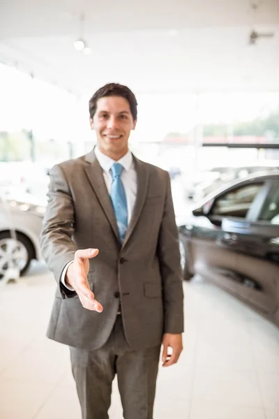 Vendedor sonriente listo para estrechar la mano — Foto de Stock