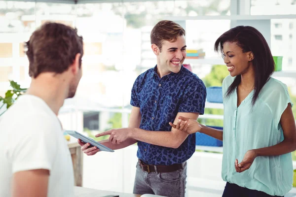 Sonriente equipo creativo trabajando juntos — Foto de Stock