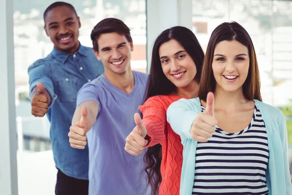 Junges Kreativteam blickt vor die Kamera — Stockfoto