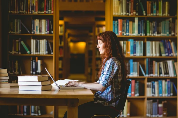 Reife Studentin lernt in Bibliothek — Stockfoto