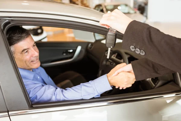 Klient odbiera kluczyki do samochodu, wstrząsając ręcznie — Zdjęcie stockowe