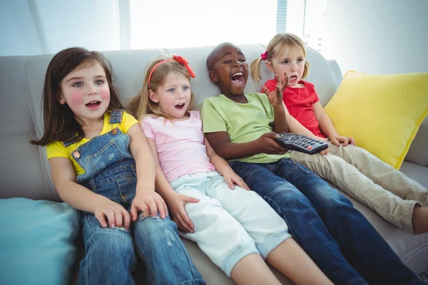 Glückliche Kinder lachen im Sitzen — Stockfoto