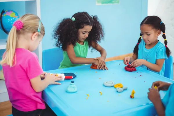 Meninas sorridentes brincando com argila modelagem — Fotografia de Stock