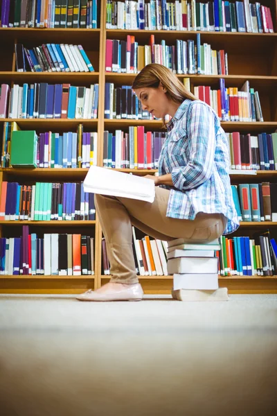 Starší student v knihovně — Stock fotografie