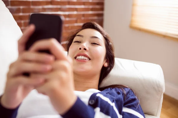 Asiatin lacht am Telefon — Stockfoto