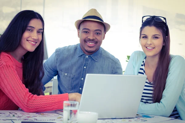 Equipo creativo joven teniendo una reunión — Foto de Stock