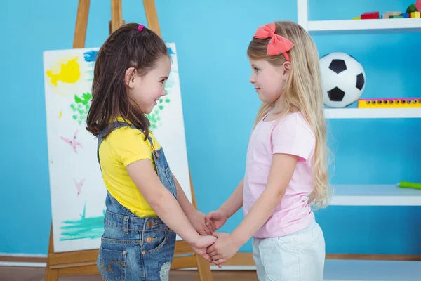 Gelukkige jonge geitjes samen spelen — Stockfoto