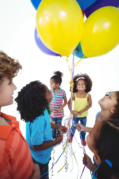 Ομάδα παιδιών μαζί με μπαλόνια — Φωτογραφία Αρχείου
