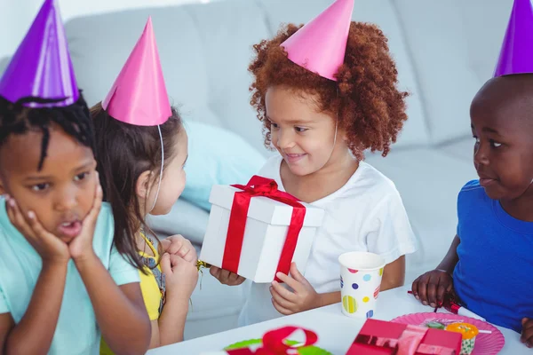 Gelukkige jonge geitjes op een verjaardagsfeestje — Stockfoto