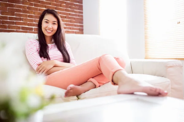 Azjatycki dama relaksujący na kanapie — Zdjęcie stockowe