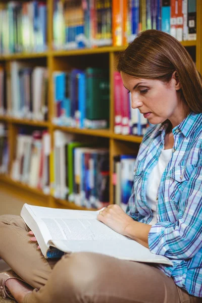 Estudante maduro na biblioteca — Fotografia de Stock