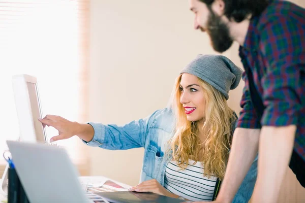 Equipo creativo trabajando en el escritorio —  Fotos de Stock