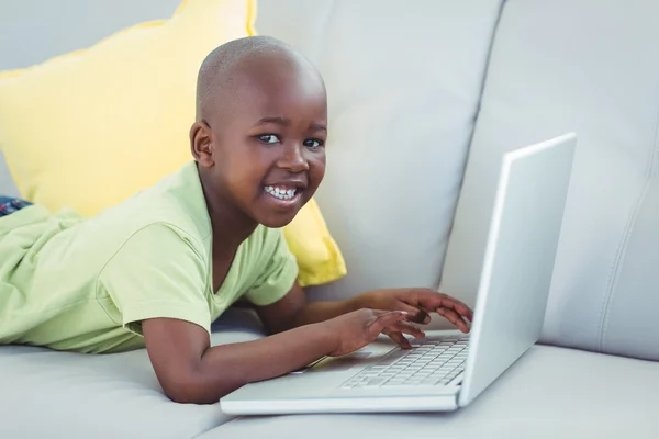 Lycklig pojke använder en bärbar dator — Stockfoto