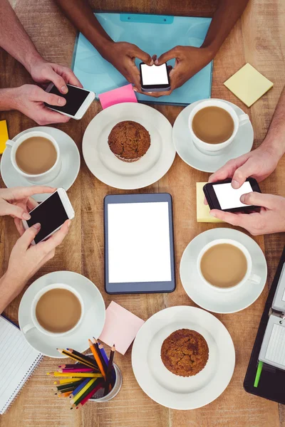 Equipo creativo trabajando juntos en tabletas y teléfonos inteligentes — Foto de Stock