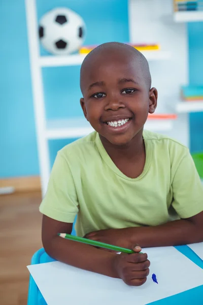 Niño feliz disfrutando de artes y oficios juntos — Foto de Stock