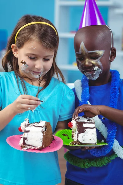 Šťastné děti jíst narozeninový dort — Stock fotografie