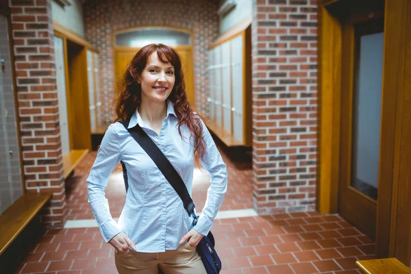 Reife Studentin steht auf dem Flur — Stockfoto