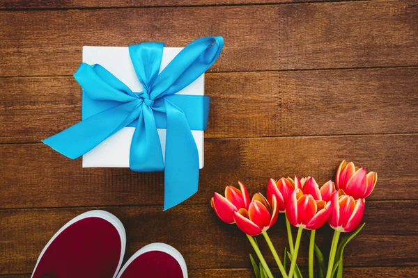 Pohled na červené květy a modré dárky — Stock fotografie