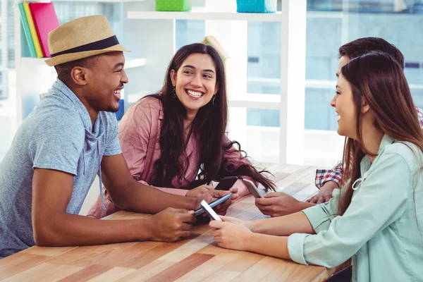 Giovane team creativo utilizzando i telefoni — Foto Stock