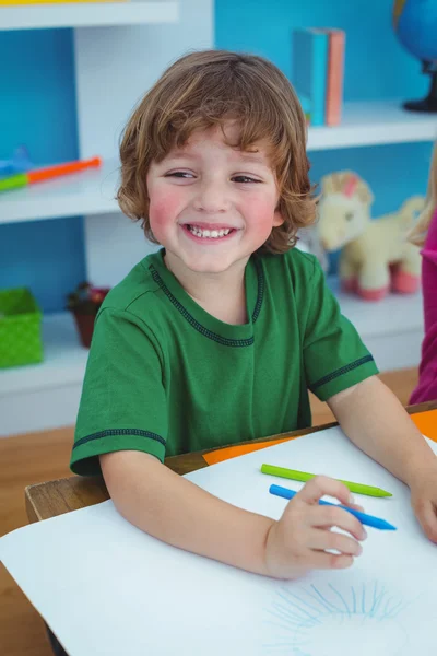 Мальчик рисует на бумаге — стоковое фото