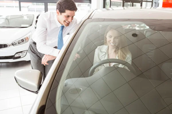 Biznesmen, opierając się na drzwi wyświetlone samochodu do klienta — Zdjęcie stockowe