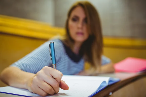 Estudante maduro tomando notas na sala de aula — Fotografia de Stock