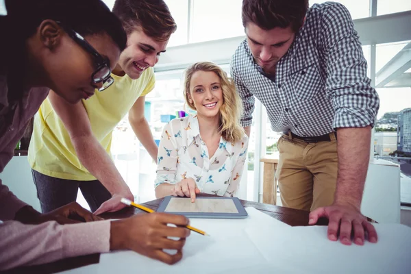 Creatieve businessteam waardoor een groot — Stockfoto