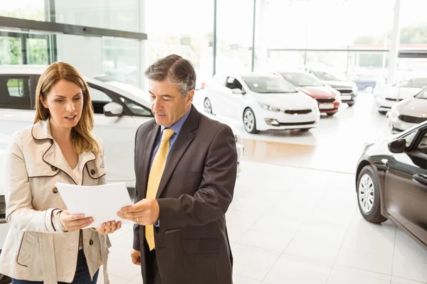 Salesman explaining the contract to a client — Stock Photo, Image