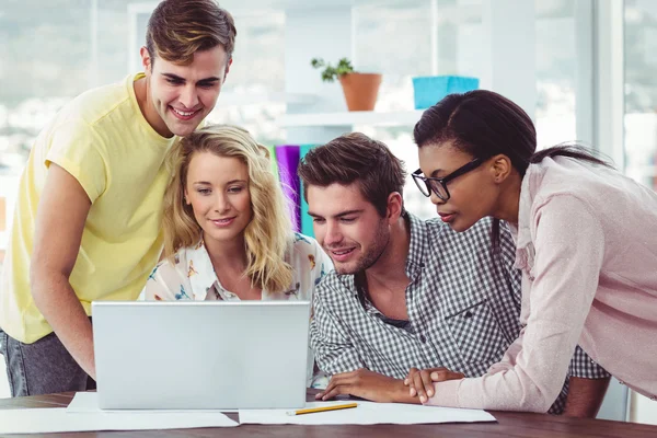 Equipo creativo de negocios trabajando juntos en un portátil — Foto de Stock