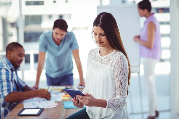 Junge Kreative mit Tablet — Stockfoto