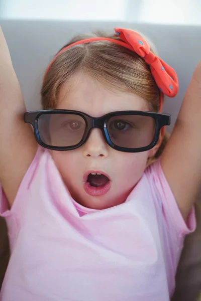 Primer plano de una chica que usa gafas 3D para un movimiento — Foto de Stock