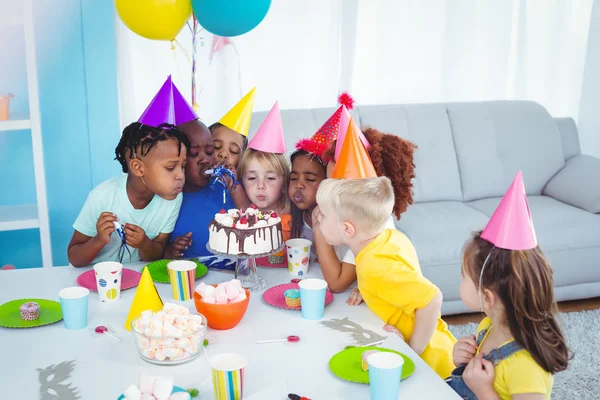 Izgatott gyerekek élvezi egy születésnapi party — Stock Fotó