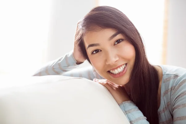 Asyalı kadın kanepede rahatlatıcı — Stok fotoğraf