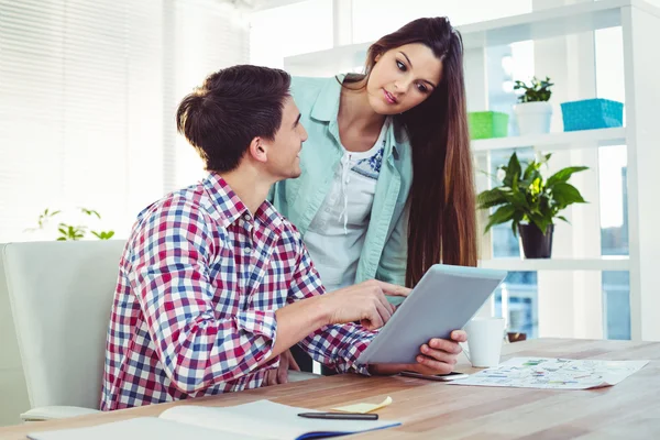 Equipo creativo trabajando juntos — Foto de Stock