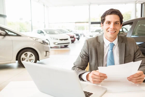 Vendedor sonriente leyendo un documento — Foto de Stock