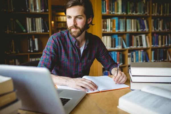 Hipster student studeert in bibliotheek — Stockfoto