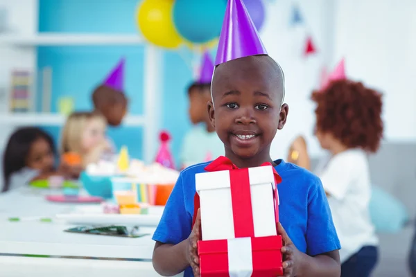 Glückliche Kinder auf einer Geburtstagsparty — Stockfoto