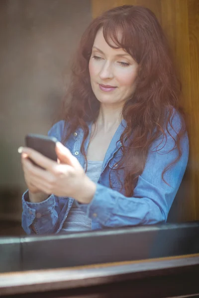 Mature student sending text in cafe — Stock Photo, Image