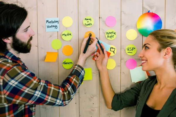 Creative team discussing new ideas — Stock Photo, Image