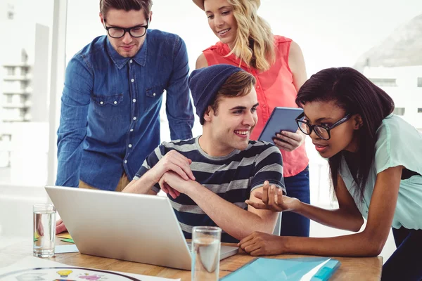 Equipe de negócios criativa trabalhando duro juntos no laptop — Fotografia de Stock