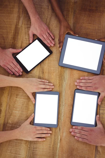 Equipo creativo trabajando juntos en una tableta — Foto de Stock