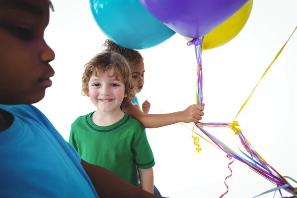 Skupina dětí s balónky — Stock fotografie